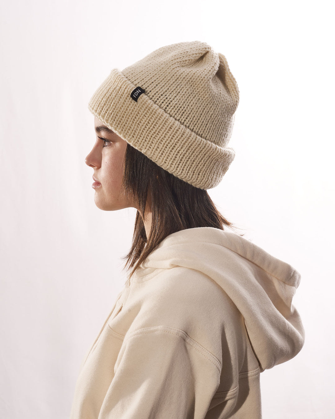 Blanc White Sustainable Mens Womens Winter Hat Beanie Comfortable Luxury White Yarn Soft Fabriqué au Canada. Clothing Made in Canada canadian made toques FDN Label Tag Tab Clothing